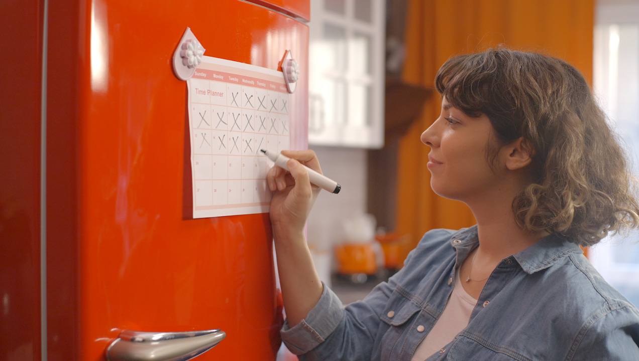 Senhora a apontar datas no calendário