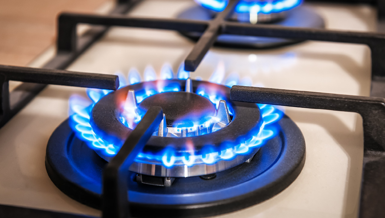 Fogão a gás com dois bicos acesos