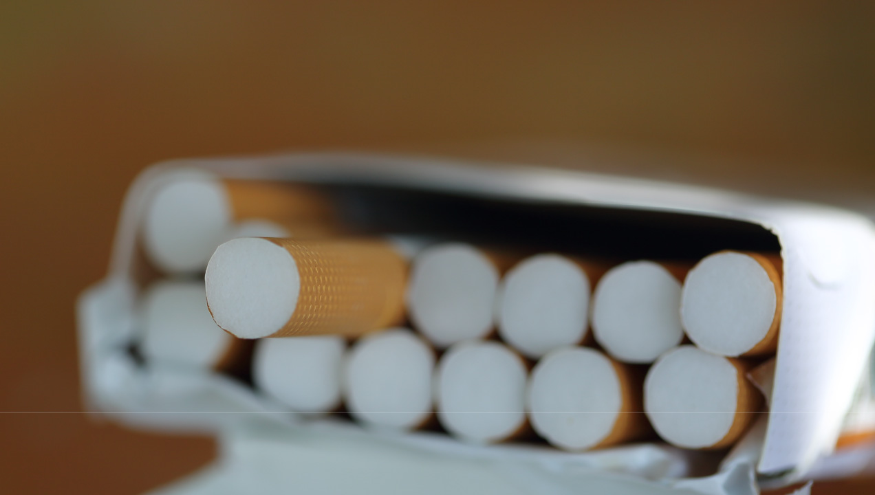 Maço de tabaco aberto com vários cigarros
