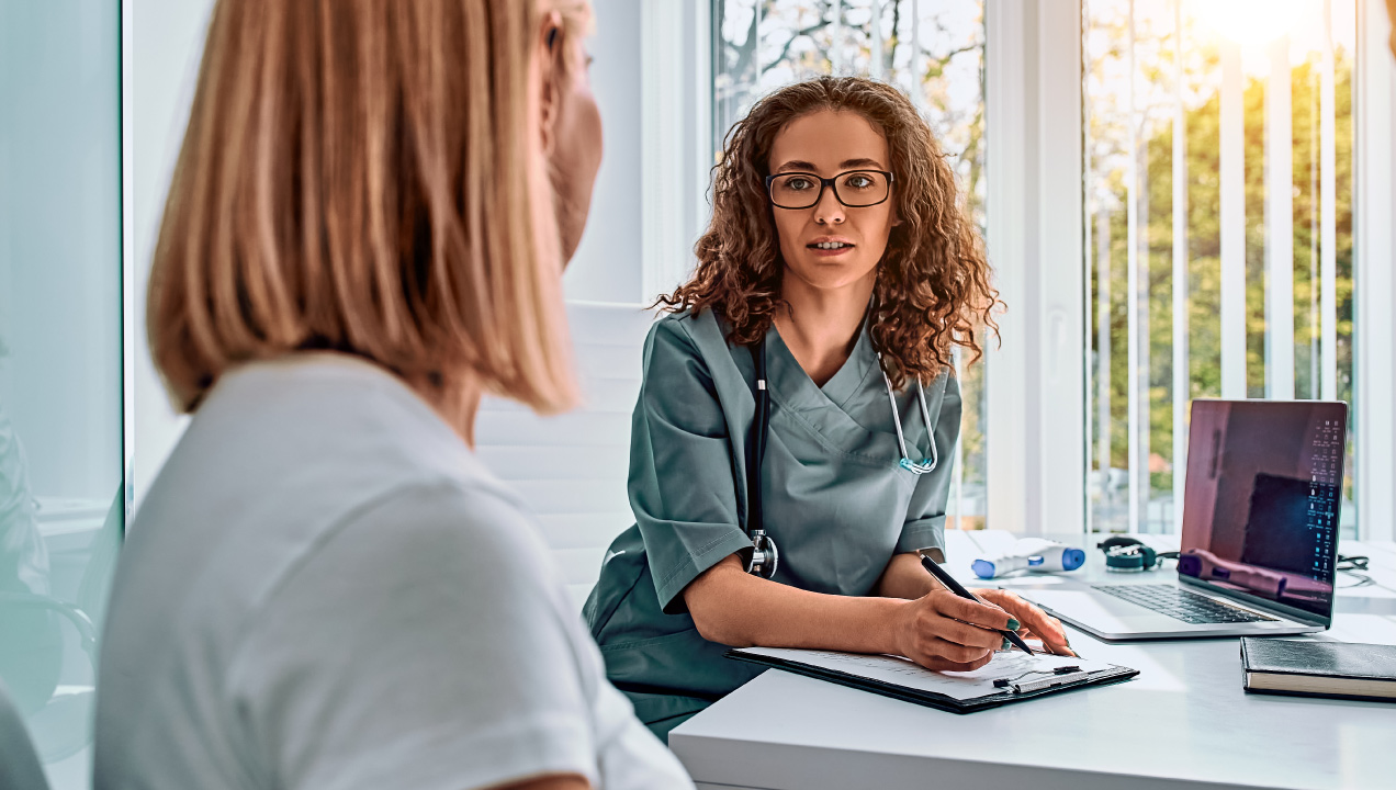 Paciente num gabinete a conversar com uma médica