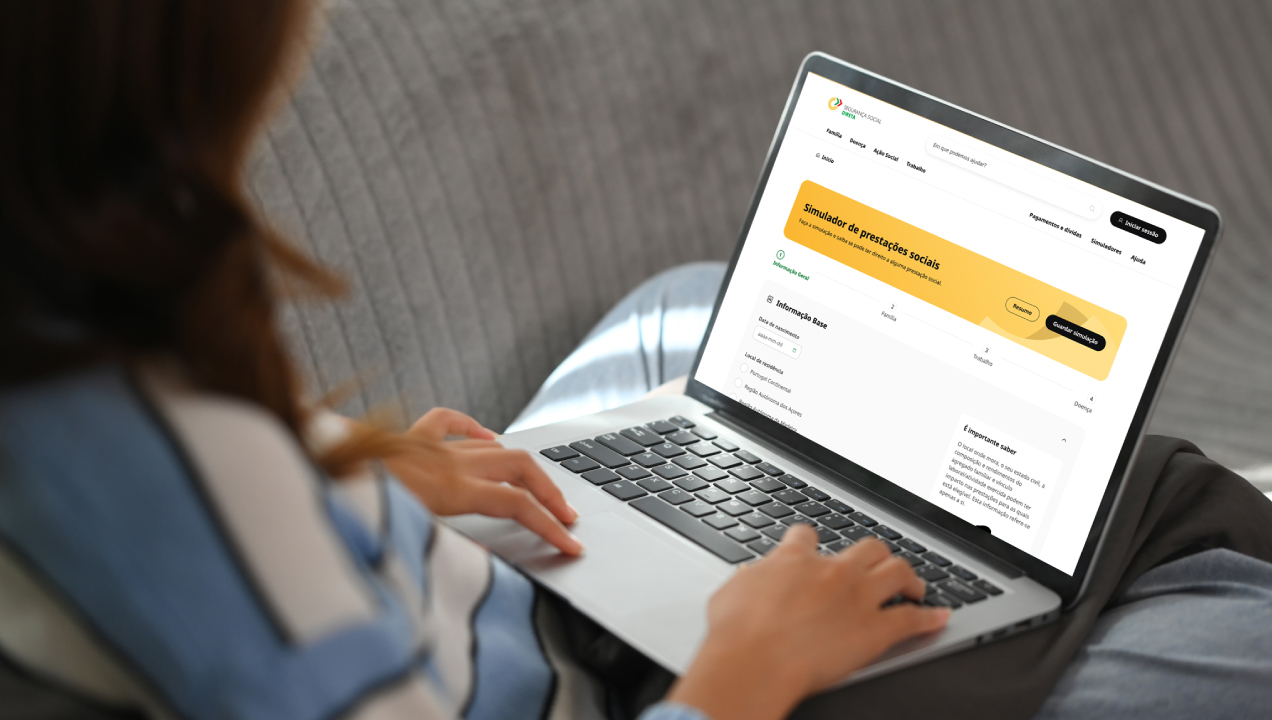 Senhora a mexer no computador e a entrar no site da Segurança Social