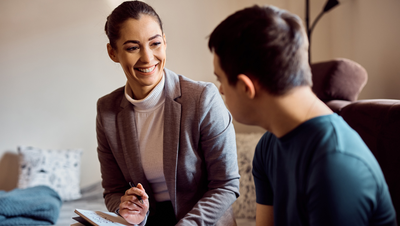 Educadora a conversar animada num momento de acompanhamento especializado com um jovem