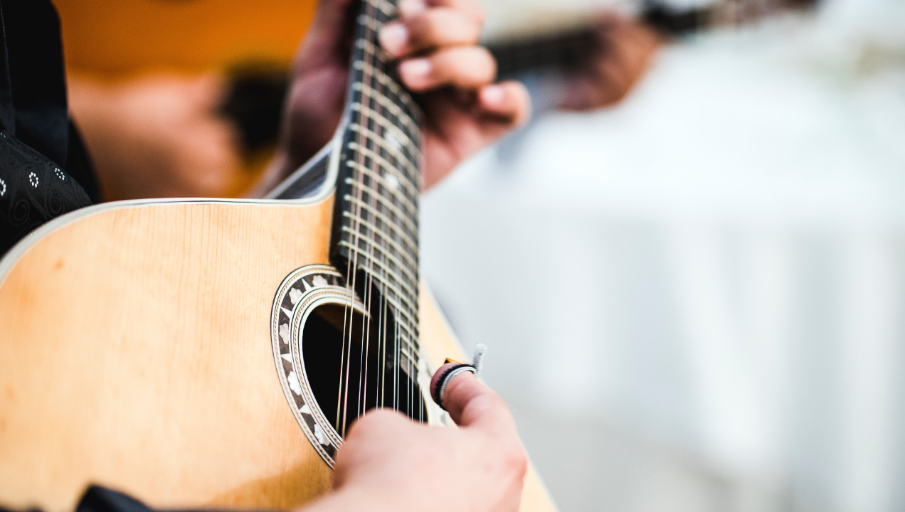Senhor a tocar guitarra portuguesa