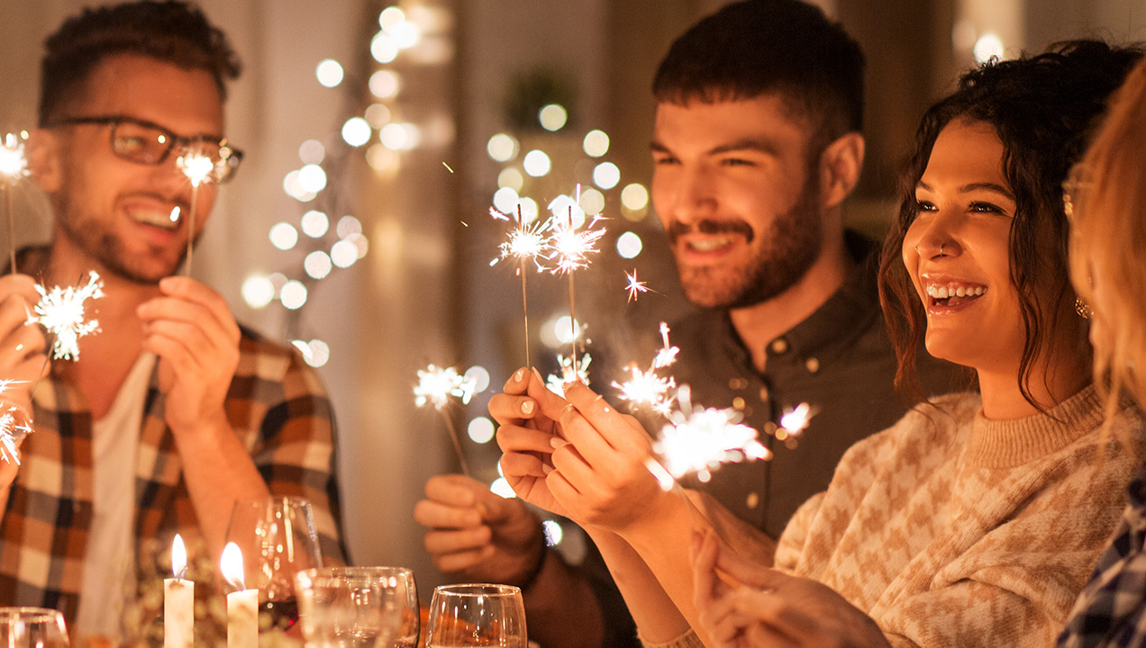 casal abraçado na rua