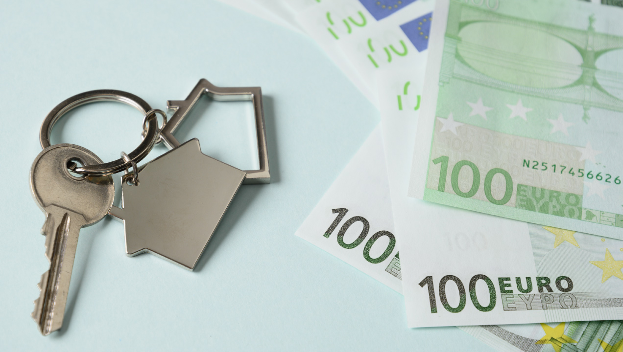 chaves de casa junto a notas de euro dispostas em leque chaves de casa junto a notas de euro dispostas em leque