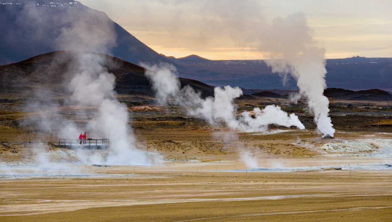 fumarolas de onde emanam vapor de água e gases fumarolas de onde emanam vapor de água e gases