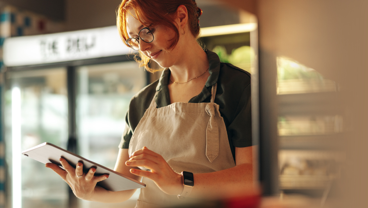 Funcionária de um supermercado a utilizar um tablet