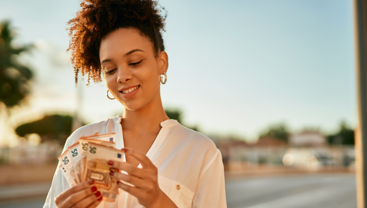 Senhora a contar notas de 50 euros