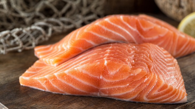 Alimentos que reforçam o sistema imunitário: salmão