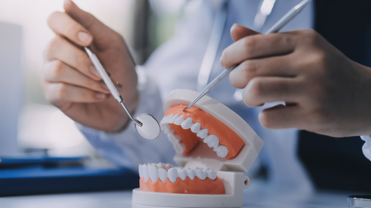 dentista e verificar uma prótese