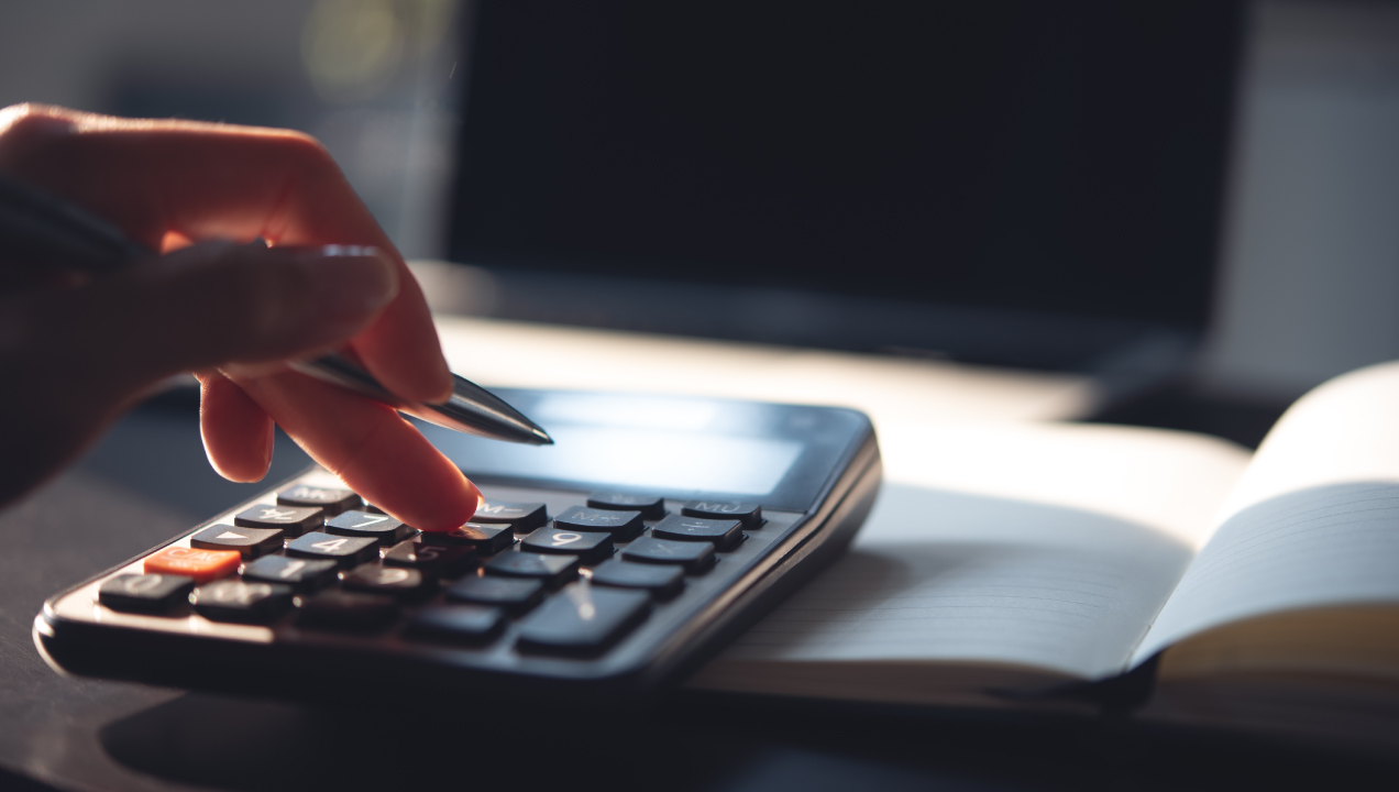 Senhora a fazer contas na calculadora