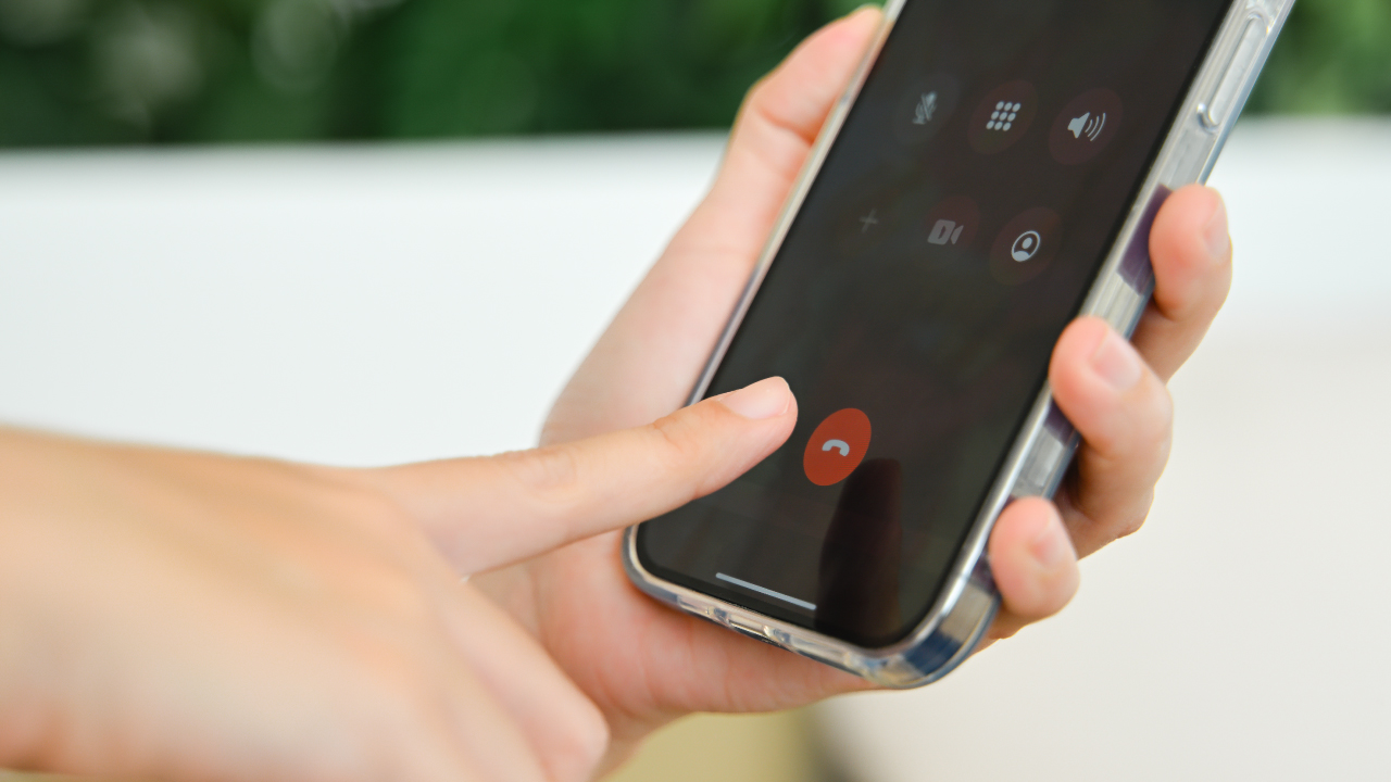 Imagem de uma pessoa a desligar a chamada no telemóvel