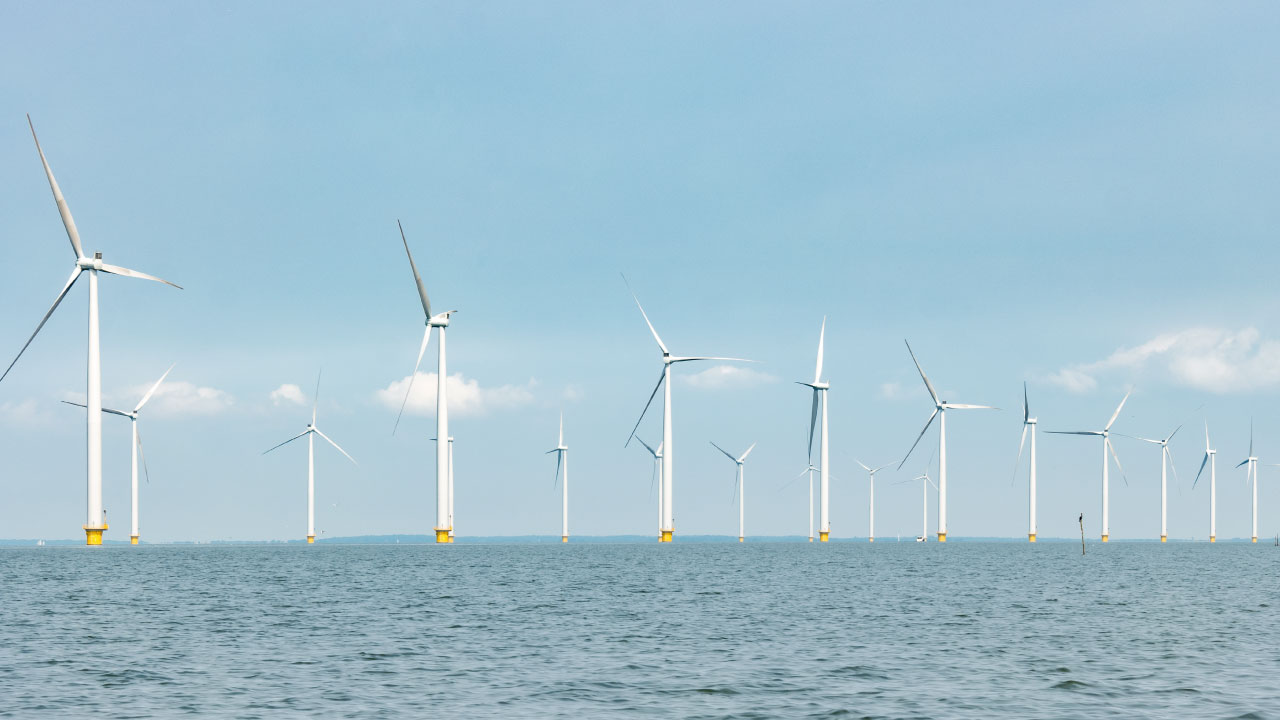 imagem de diversas ventoinhas de energia eólica