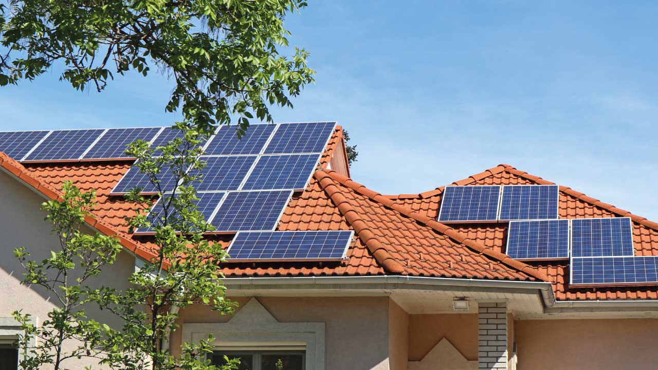 casa com paineis de energia solar
