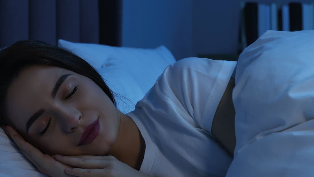 senhora a dormir com um ar pacífico