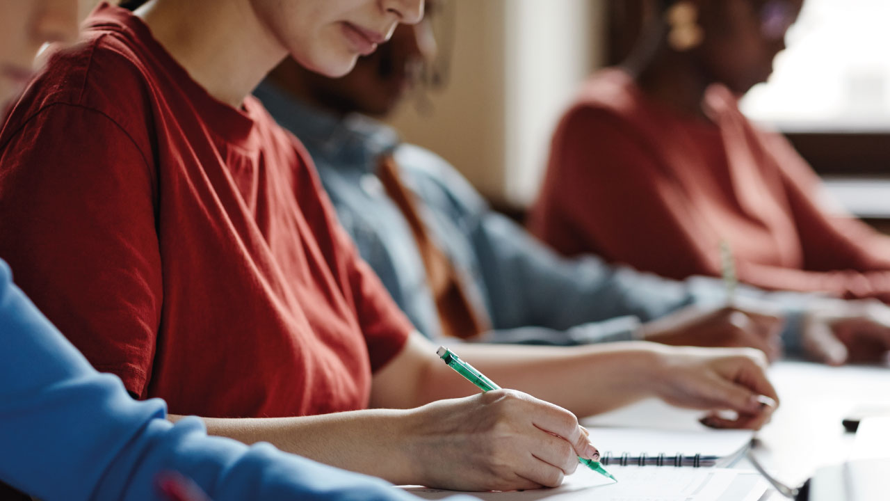 jovens em aulas a tirar apontamentos