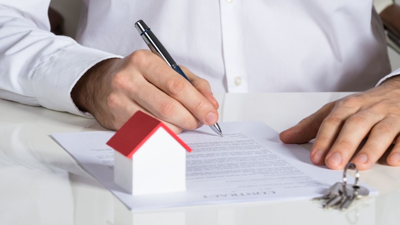 Permuta de casas particulares - pessoas a segurar uma casa nas mãos