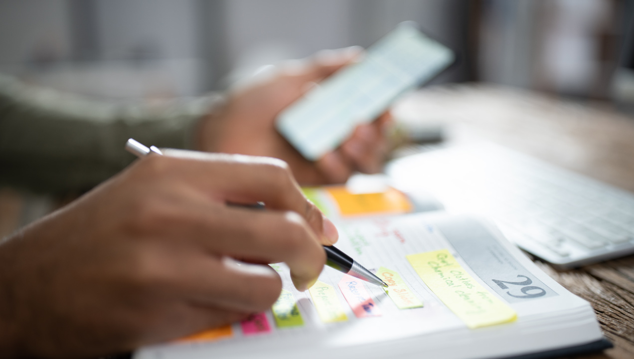 Senhora a ver a sua agenda e a analisar os seus compromissos