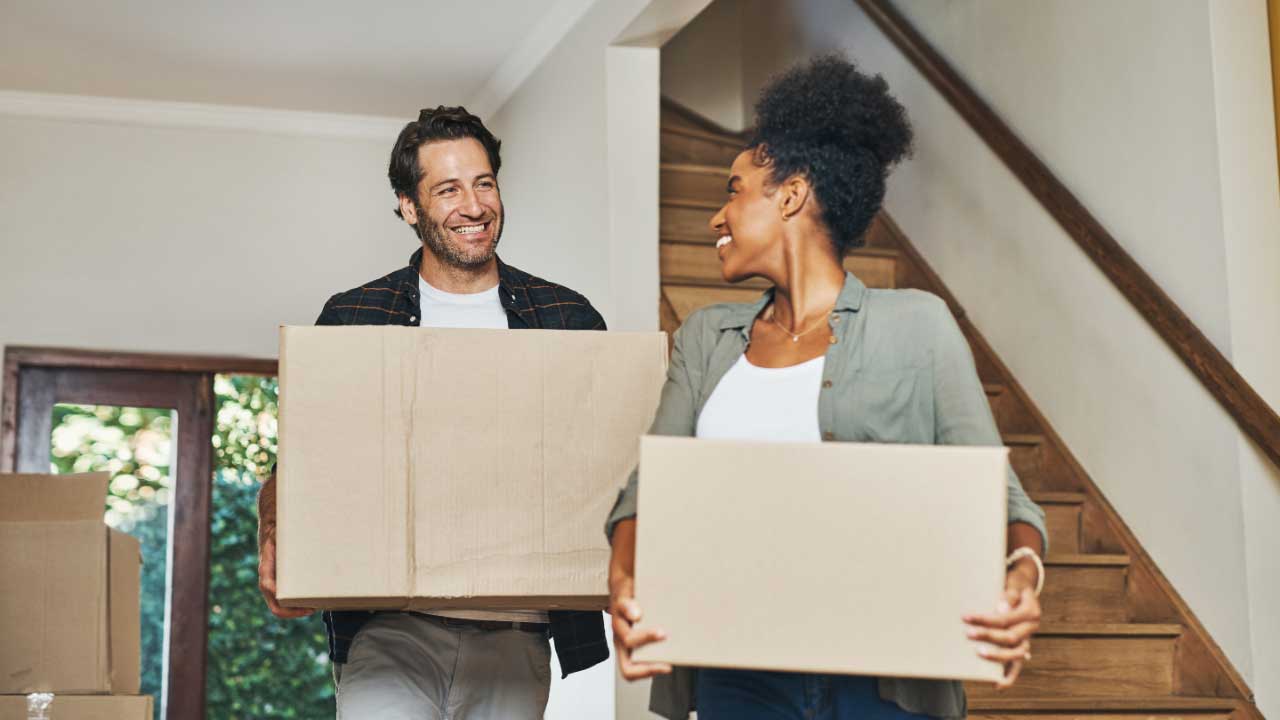 guia para vender casa - senhora a entregar uma chave