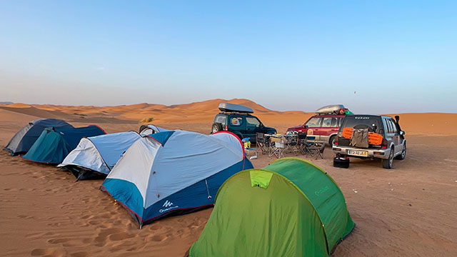 acampamento no meio do deserto