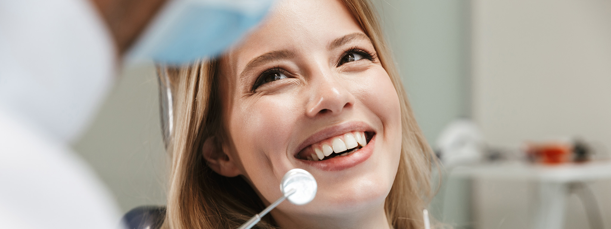 senhora sorridente no dentista