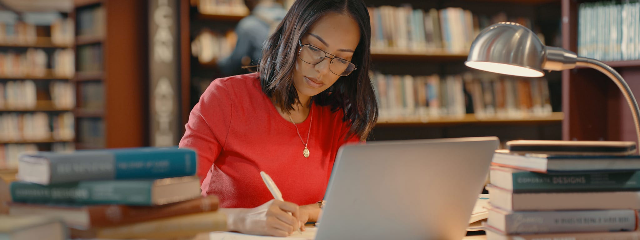 jovem numa biblioteca a estudar