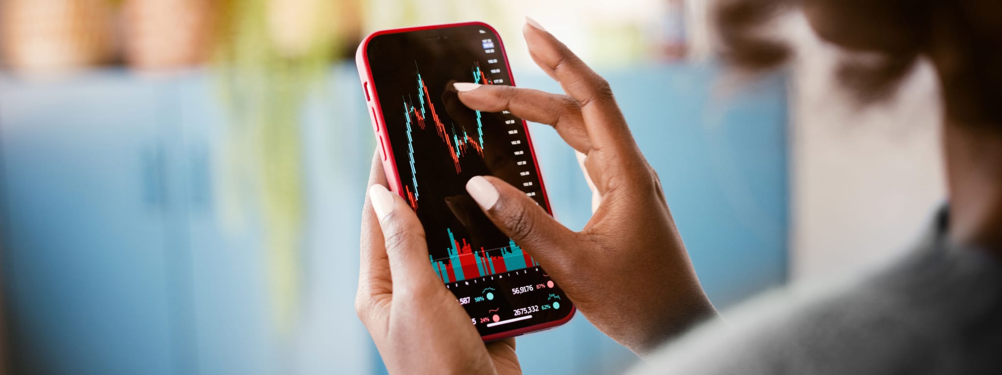 pessoa a consultar no telemóvel gráfico de investimento