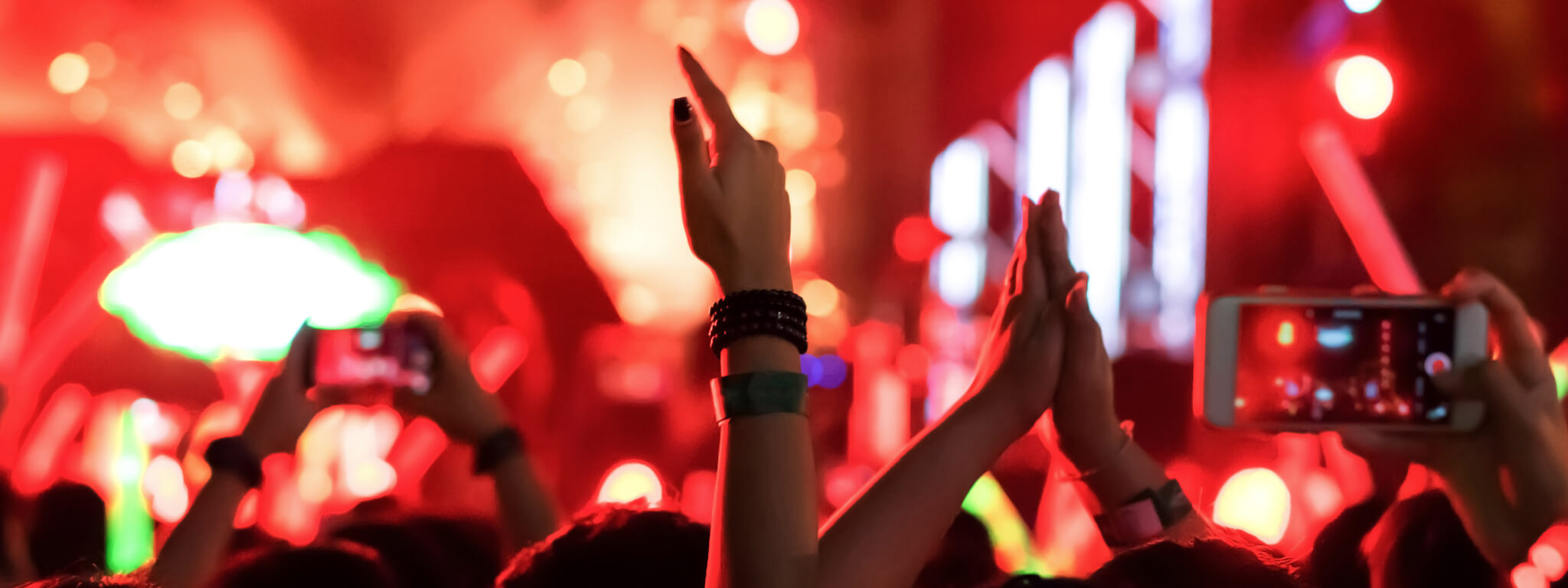 imagem de pessoas num festival