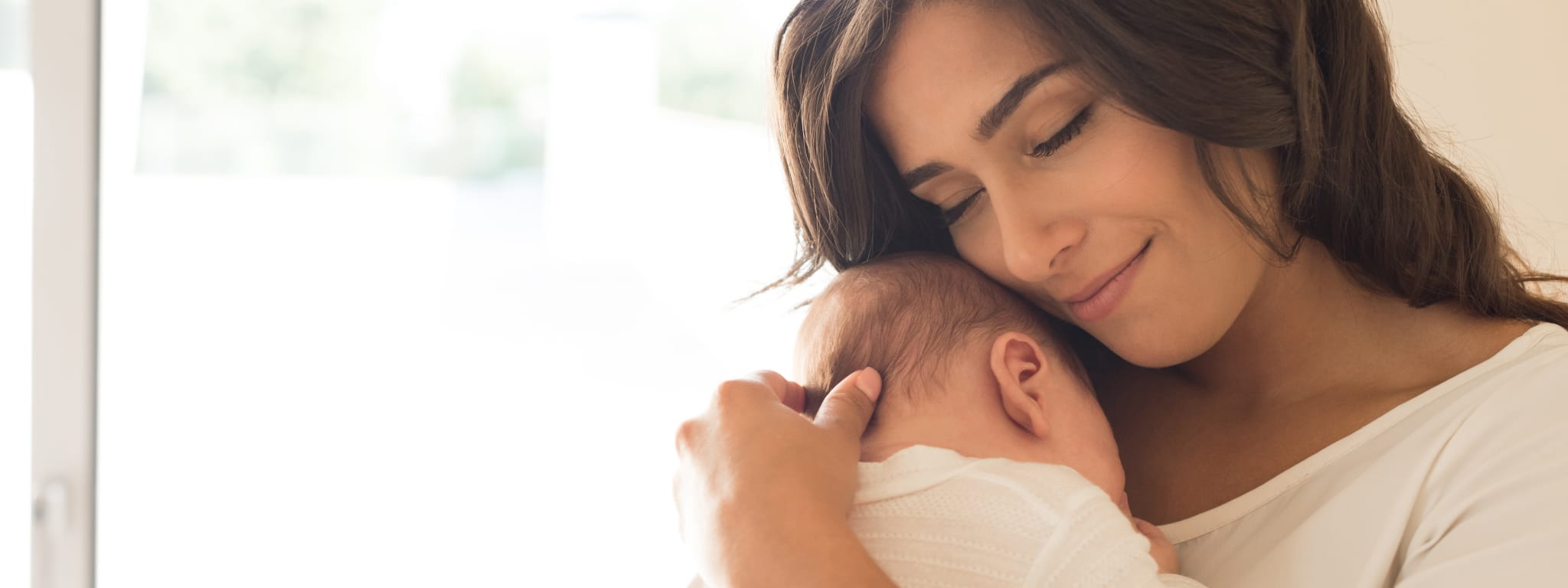 mãe com bebé ao colo