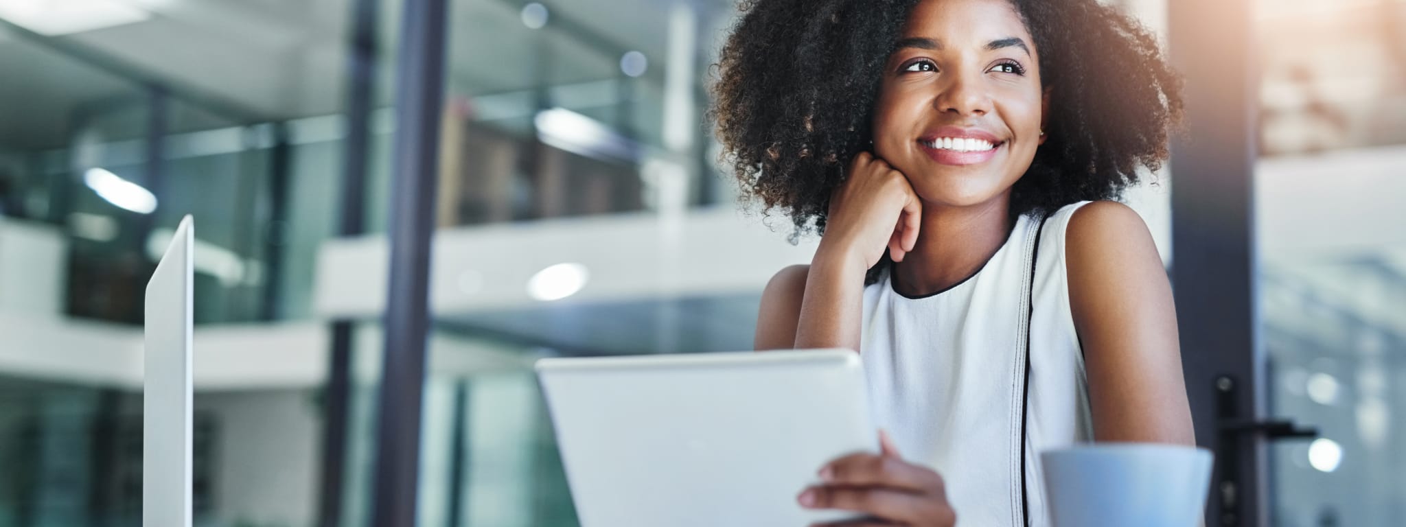 jovem trabalha feliz pelo prémio salarial