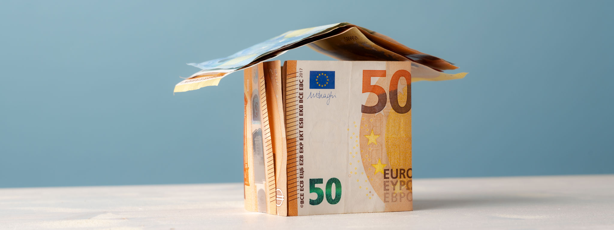  imagem de uma casa feita de notas em euros