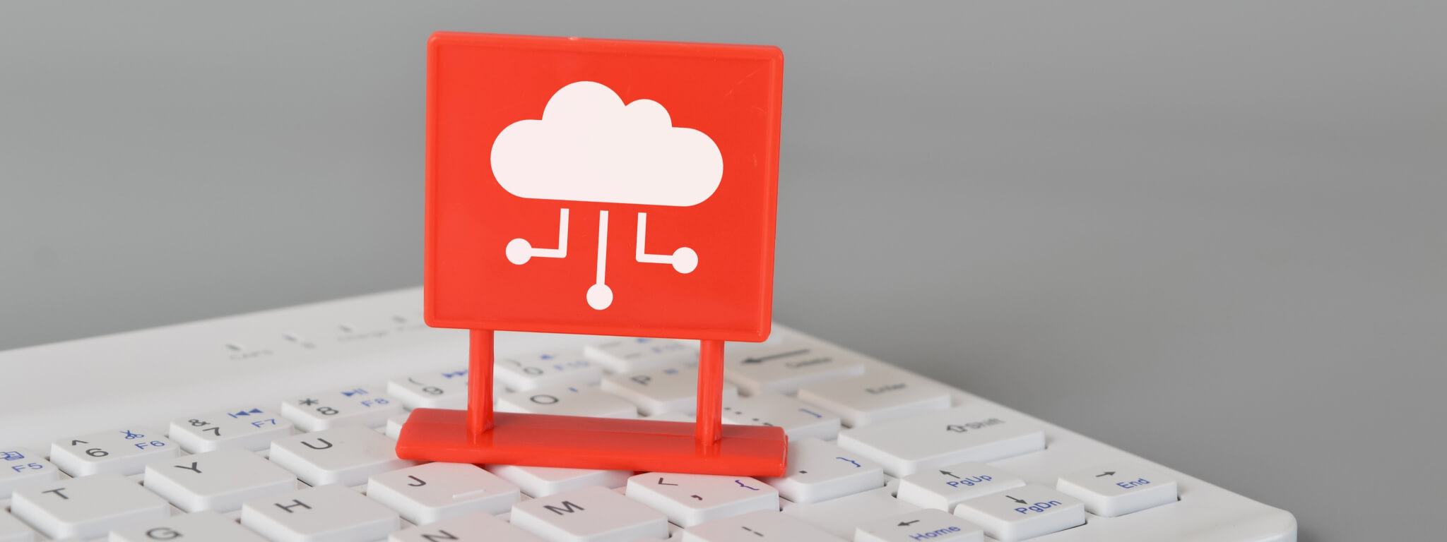teclado de computador com simbolo da cloud em cima