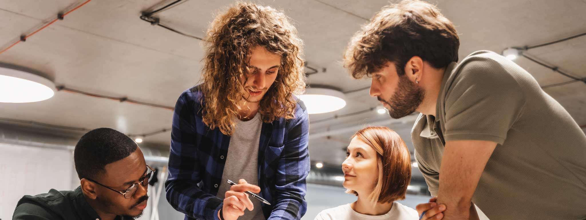 várias pessoas a discutir ideias em âmbito laboral