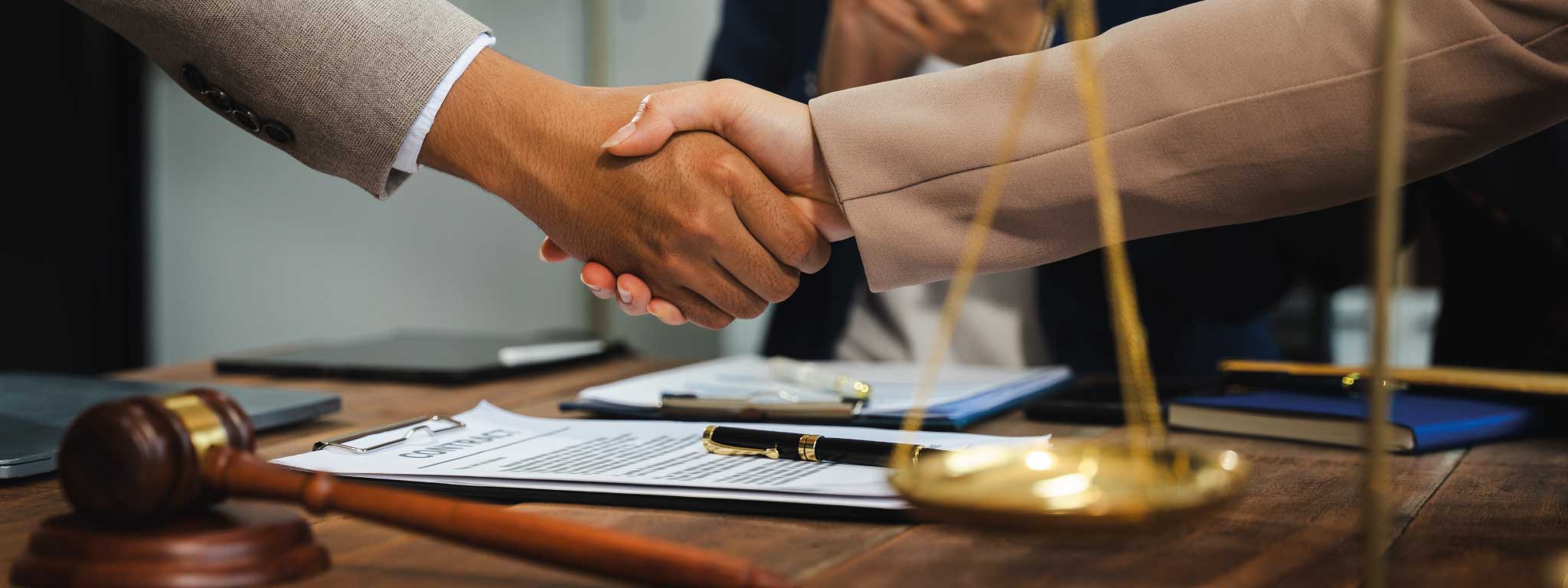 um aperto de mão dado sobre a mesa de um tribunal