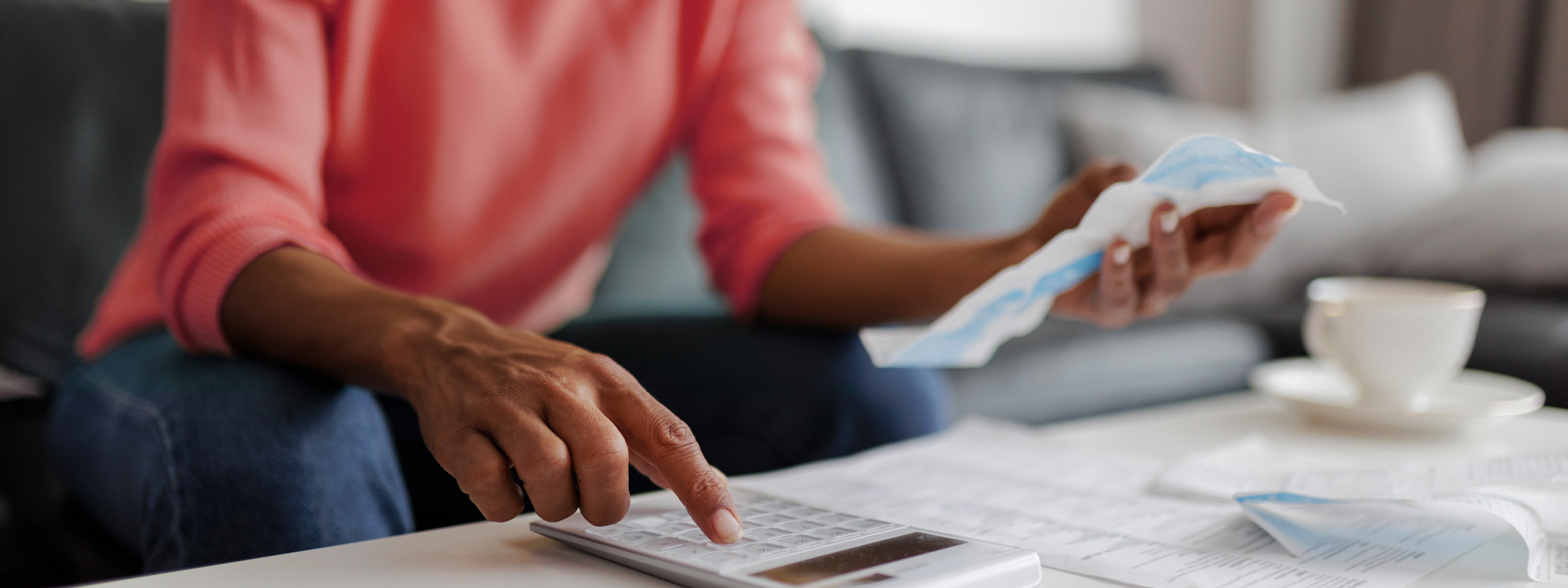 Senhora a calcular o IVA com uma Calculadora 