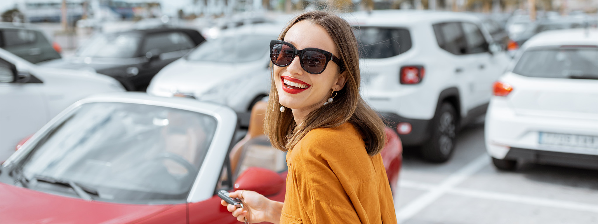 rapariga a ir para o carro com um ar sorridente