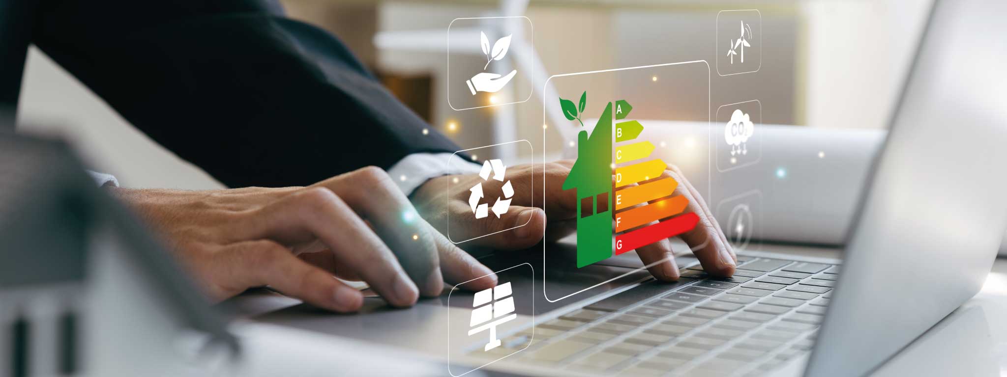 pessoa no computador e pesquisar por certificado energético 