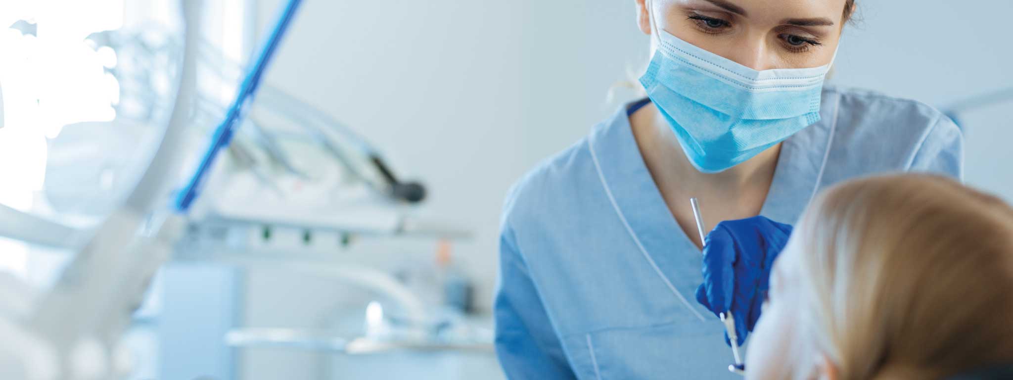 dentista a olhar para a bocado do paciente