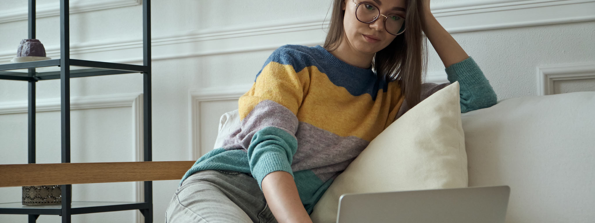  mulher sentada no chão a mexer em laptop
