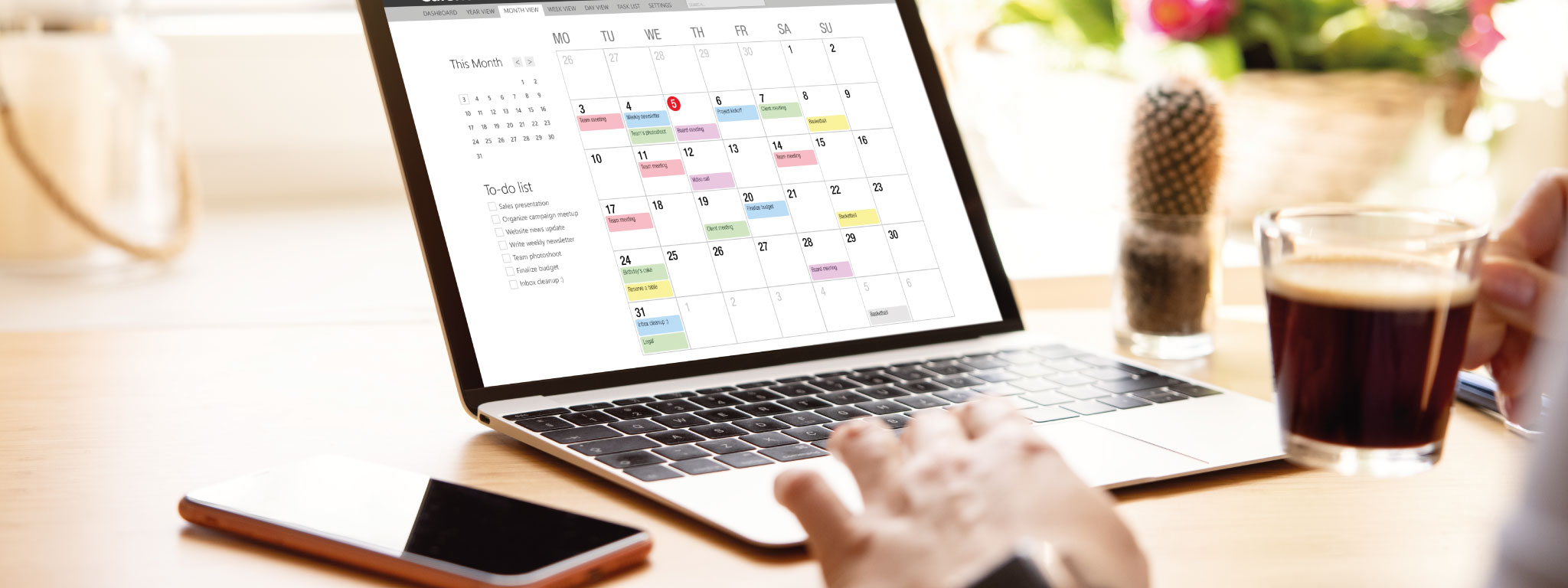 Pessoa a analisar o seu calendário e eventos agendados no computador