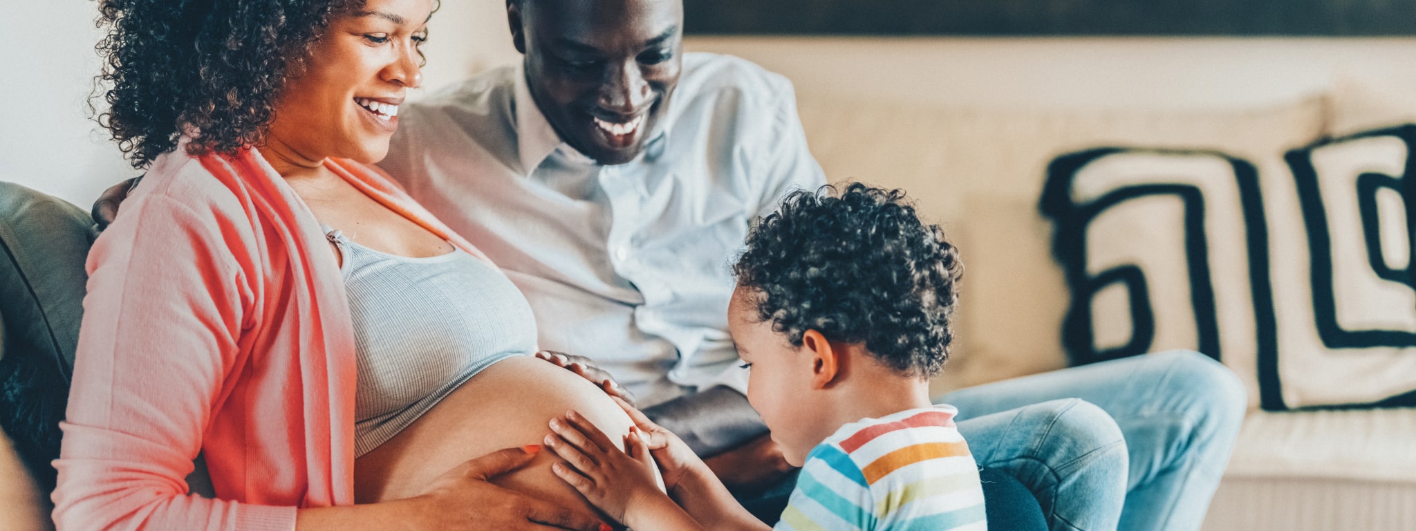 bebé a fazer festinhas na barriga de grávida da mãe