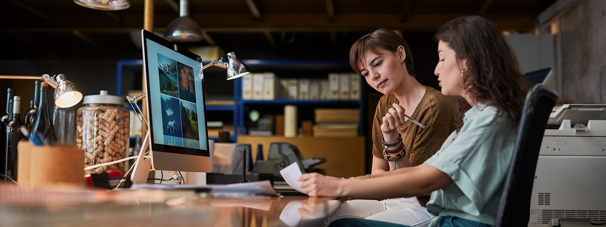 2 mulheres a fazer a contabilidade da empresa ao computador