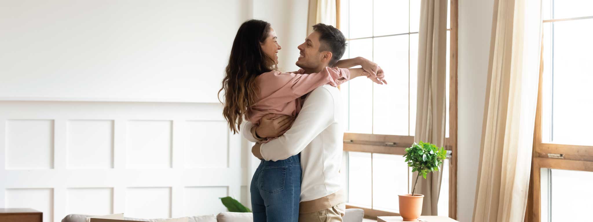 casal jovem abraçado na sua casa