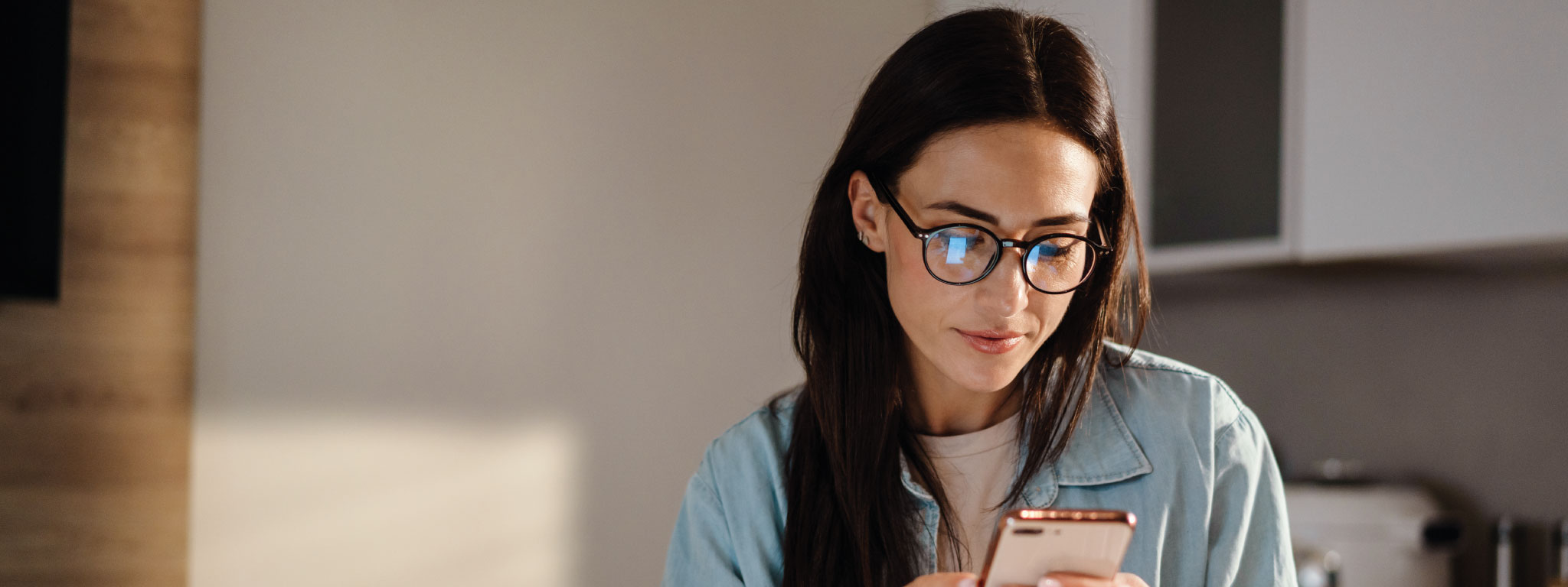 senhora a consultar movimentos de conta no telemóvel