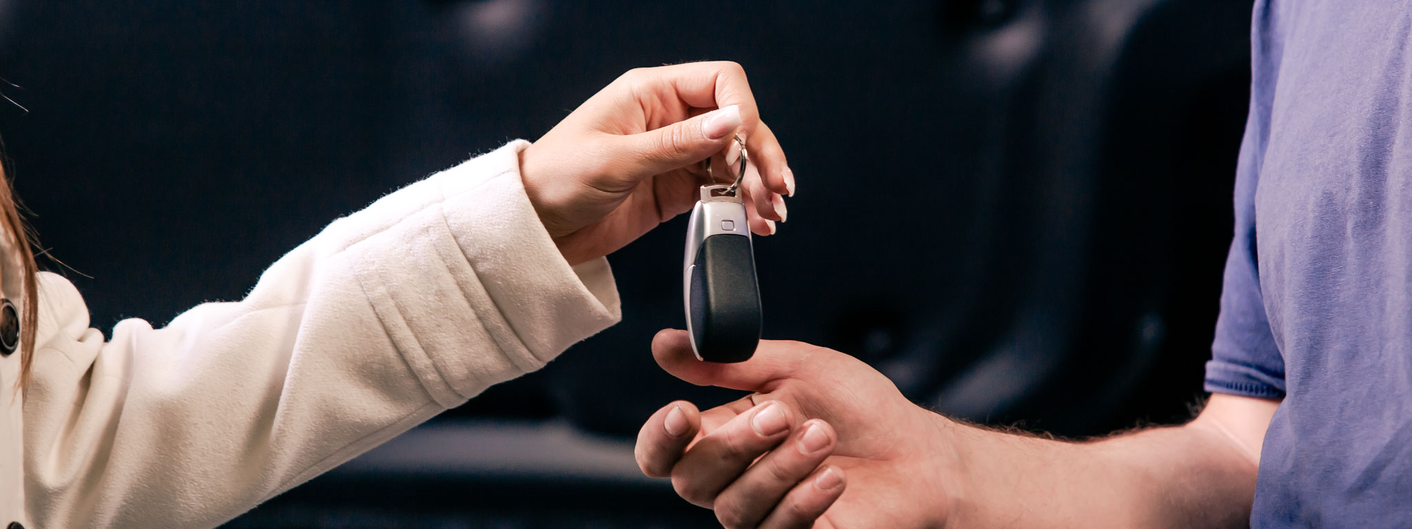  imagem de senhora a entregar a chave do carro a um senhor após venda