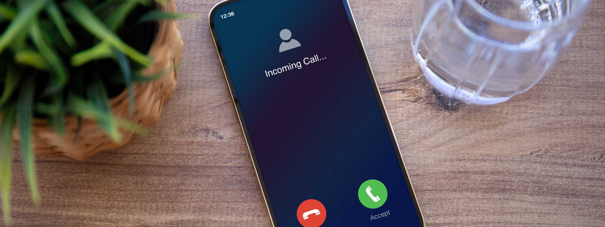 imagem de um telemóvel em cima da mesa a receber uma chamada