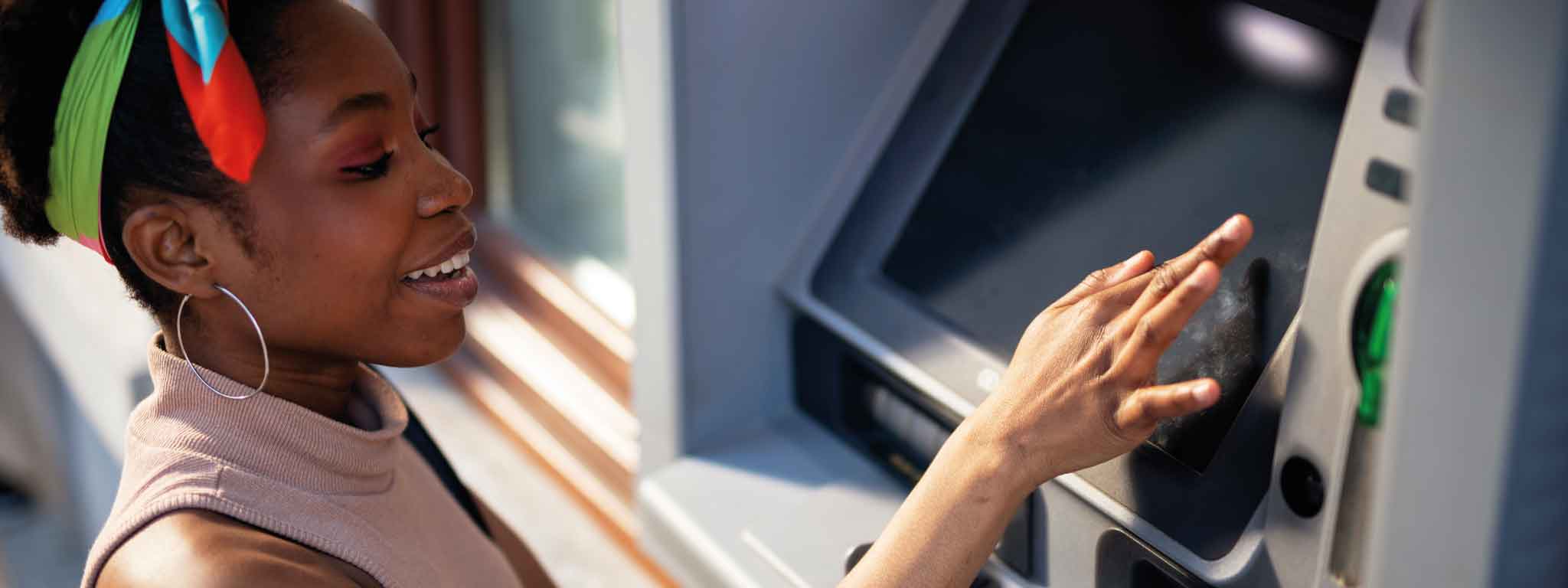 senhora num multibanco