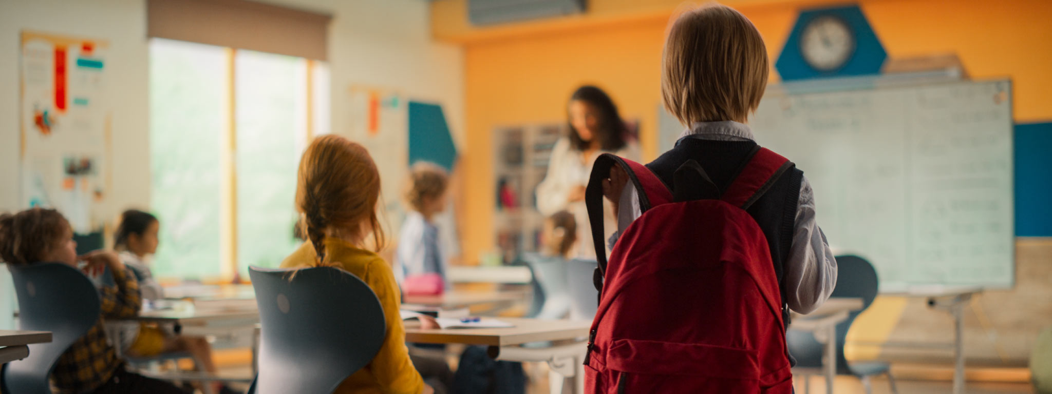  alunos menores de idade em sala de aula com professora