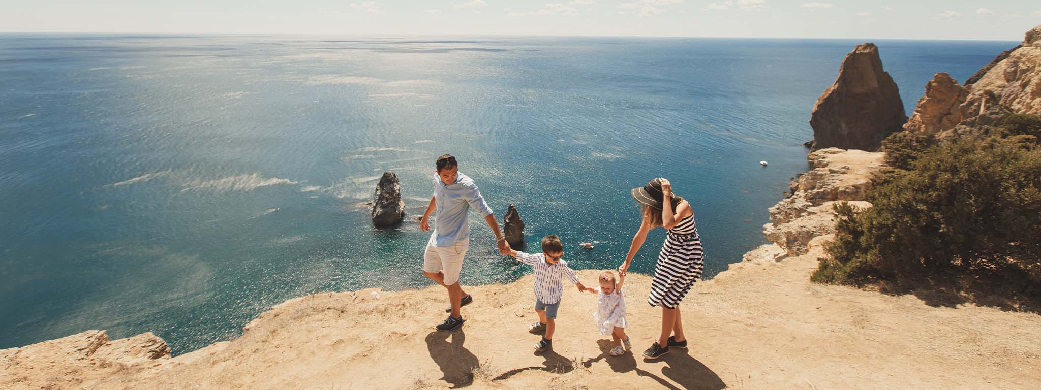 família a passear na praia