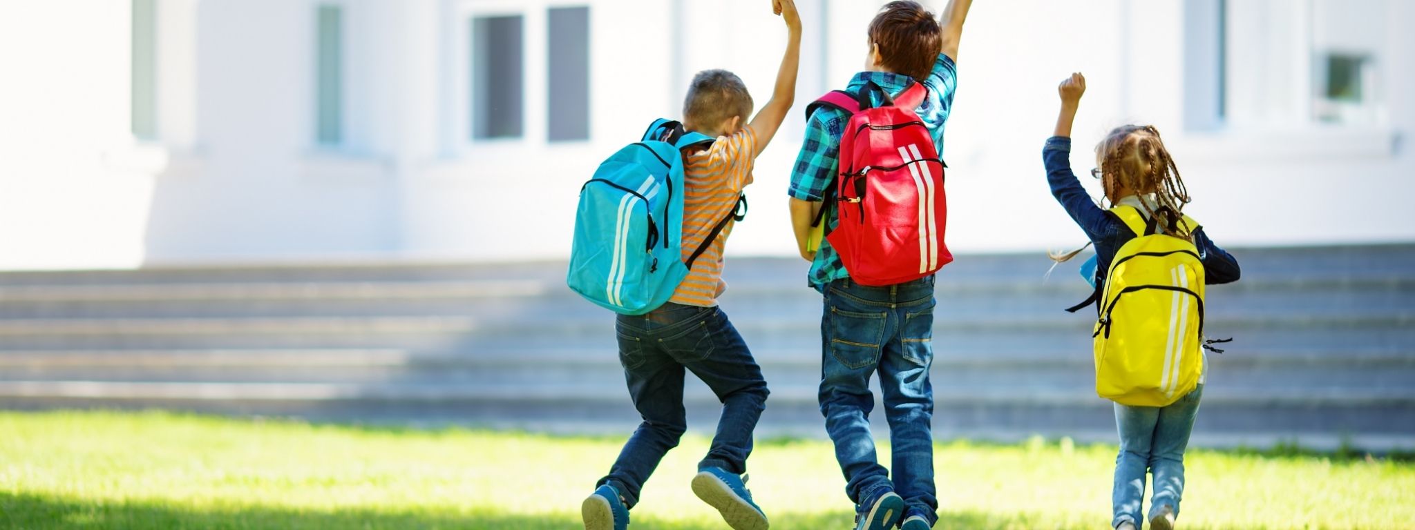 férias escolas e crianças a correr